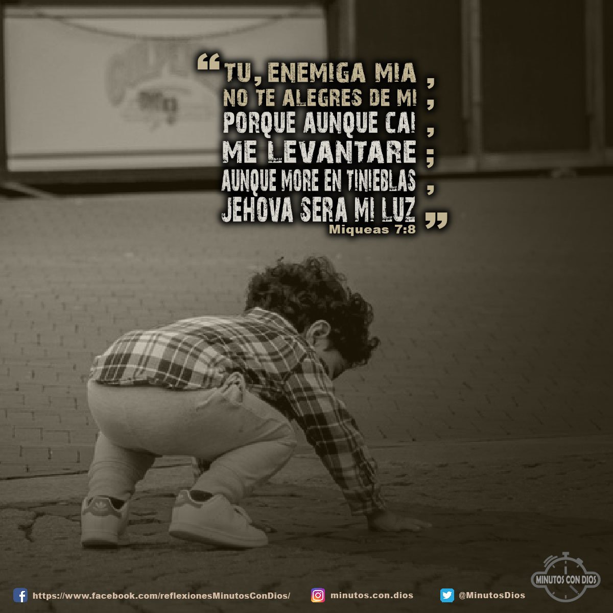 Tú, enemiga mía, no te alegres de mí, porque aunque caí, me levantaré; aunque more en tinieblas, Jehová será mi luz. Miqueas 7:8 RVR1960 #DiosSeraMiLuz, #AunqueCaigaMeLevantare, #MinutosConDios, #ReflexionesDiarias
